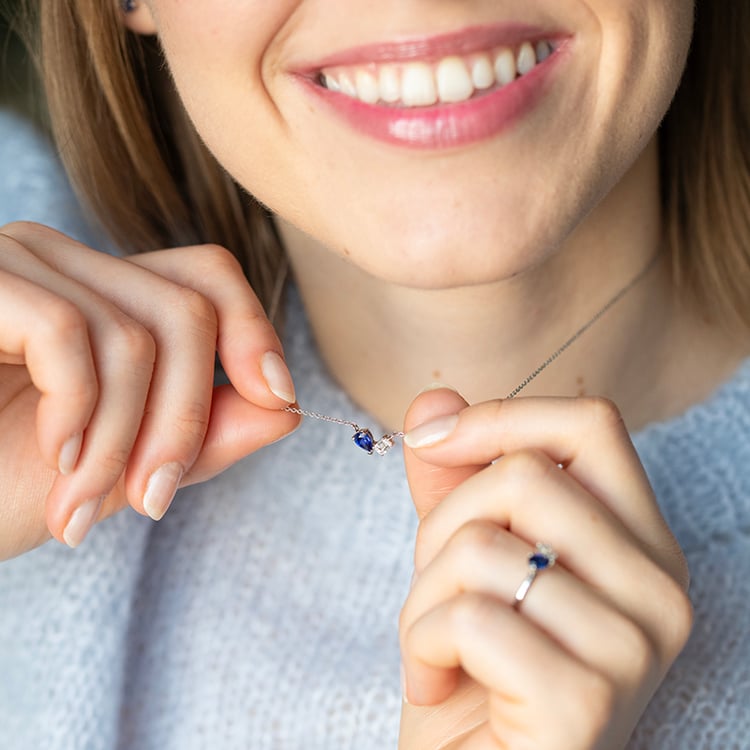 Náhrdelník Toi et Moi s lab-grown diamantem a safírem Mirren 147058