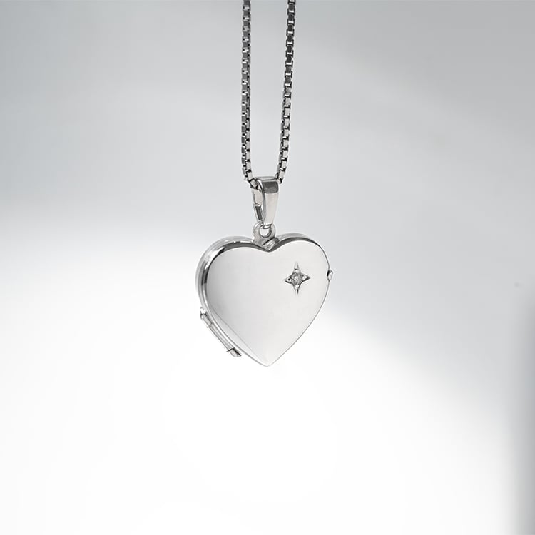 Srdíčkový medailon ze stříbra s diamantem 128636