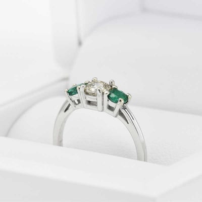 Prsten s diamantem a smaragdy