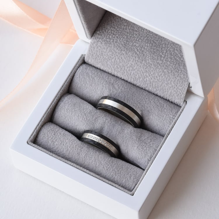 Snubní prsteny z karbonu s diamanty 77421