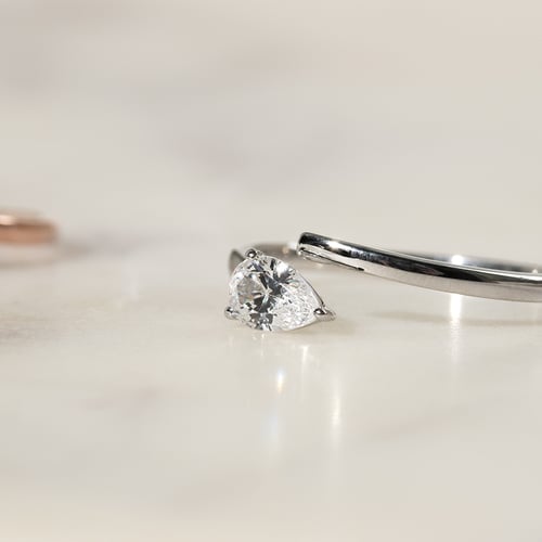 Atypický zásnubní prsten s pear diamantem Hazel