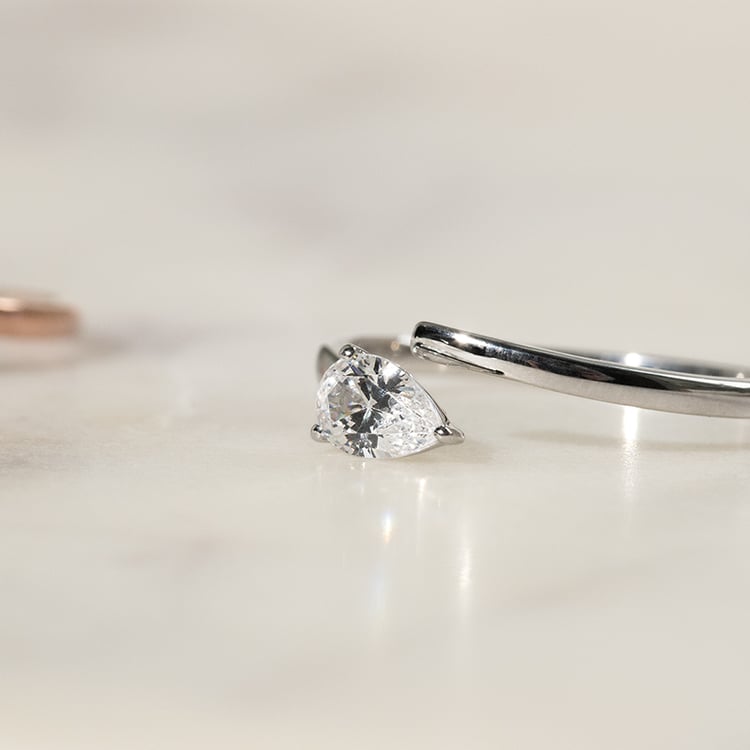 Atypický zásnubní prsten s pear diamantem Hazel 137516