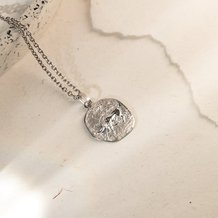 Stříbrný přívěsek se symboly znamení zvěrokruhu Býk