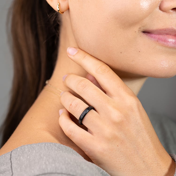 Plochý snubní prsten z karbonu se zkosenými hranami Versiss 146172