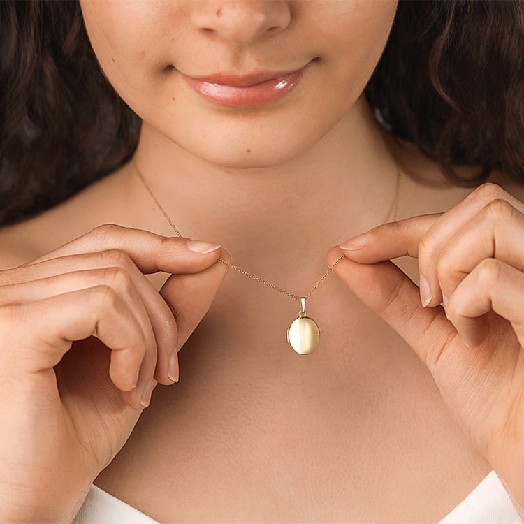 Oválný otevírací medailon ze stříbra 156352