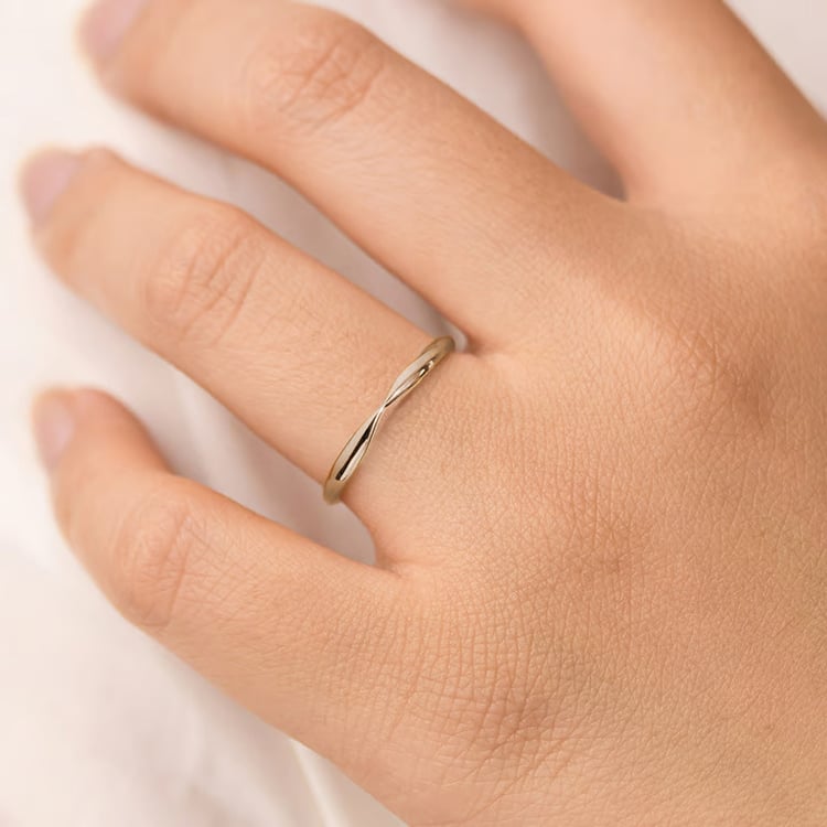 Snubní prsten se zúženým kroužkem z oříškového zlata Aeneas 164826