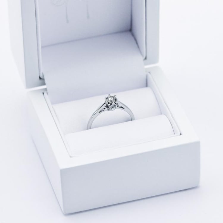 Platinový prsten s diamantem 10547