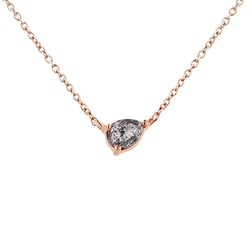 Náhrdelník s pear salt and pepper diamantem Maliah