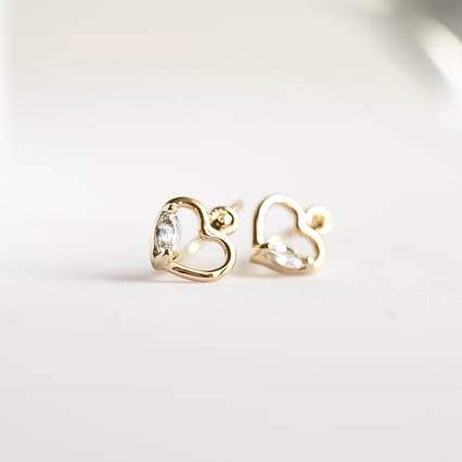 Zlaté náušnice pro děti ve tvaru srdce s bílými safíry Anastasia