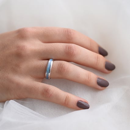 Zlaté snubní prsteny s modrou opálovou výplní Sariah