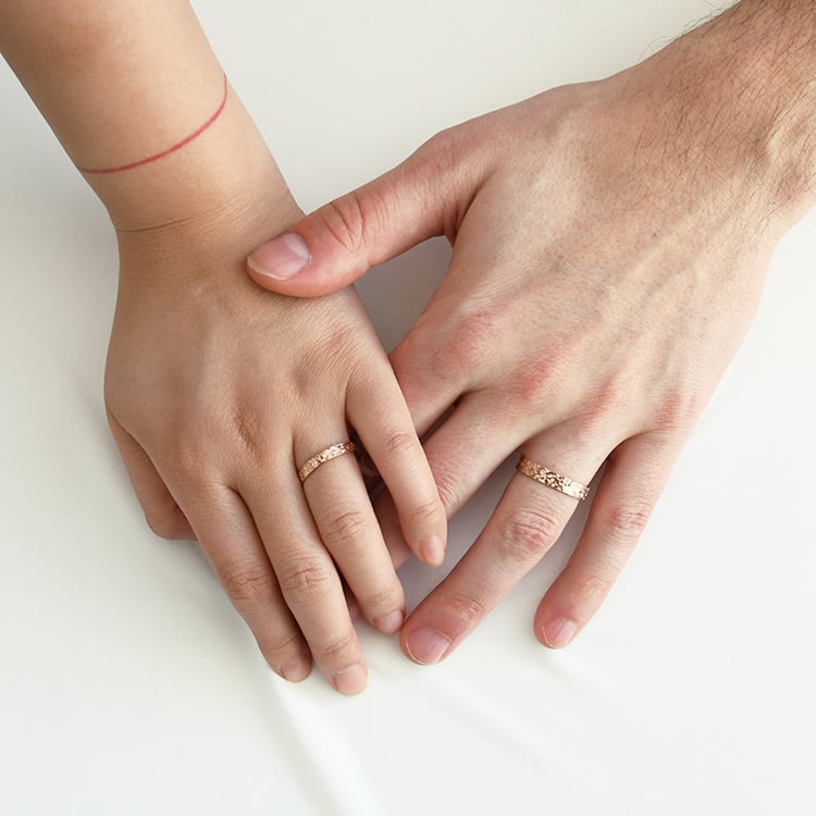 Snubní prsteny s ručně rytým povrchem Faye 118347