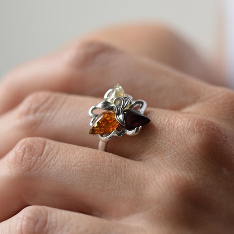Stříbrný prsten s trojicí jantarů Ametia 13624