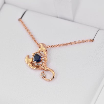 Safírový přívěsek ve znamení Štíra s diamanty Escorpión