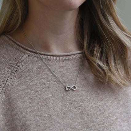 Jemný přívěsek zdobený diamanty Magana