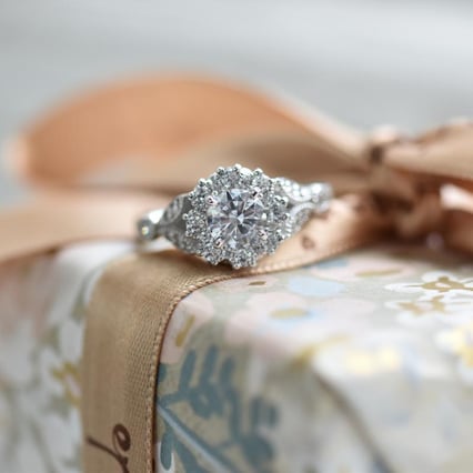 Halo diamantový zásnubní prsten ve vintage stylu Uviola