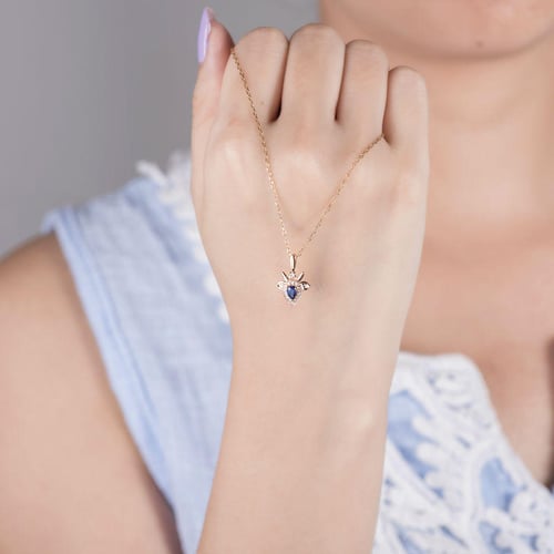 Přívěsek ve znamení Kozoroha se safírem a diamanty Cabra