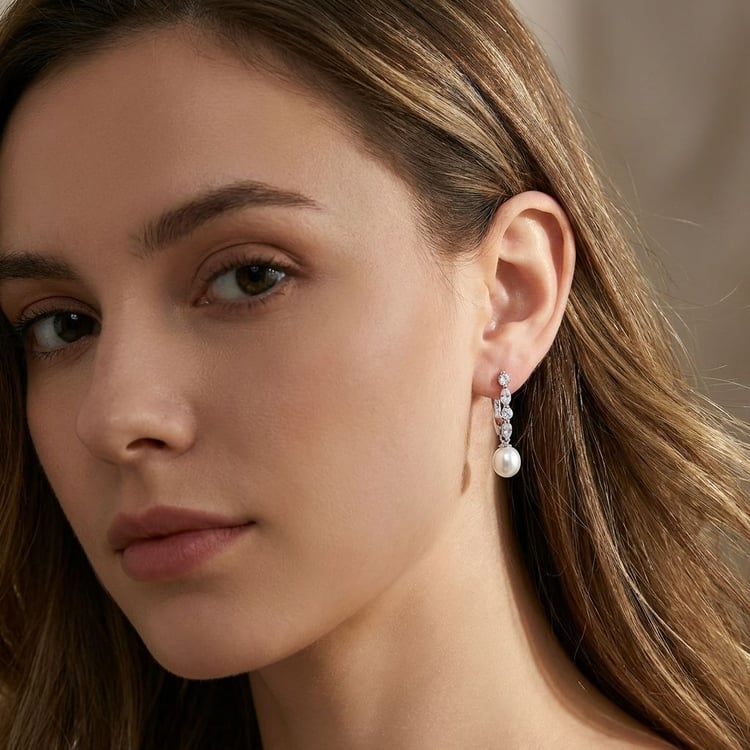 Stříbrné jednoduché visací náušnice s perlou a zirkony Vanda 166310