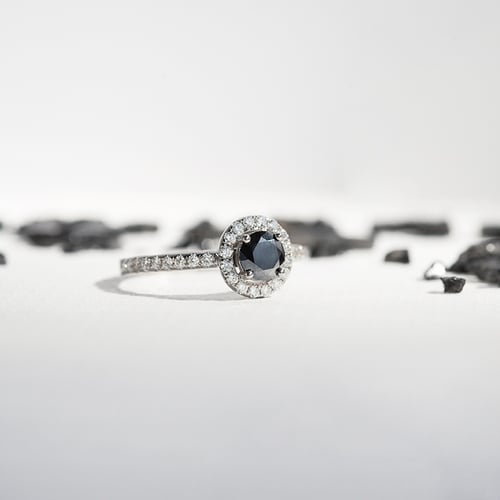 Halo prsten s černým moissanitem a lab-grown diamanty Kerau