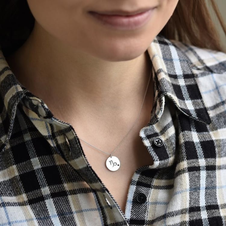 Zlatý přívěsek se znamením a granátem 41608