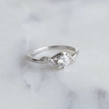 Zásnubní prsten s 0.40ct GIA certifikovaným diamantem a postranními diamanty Ophir