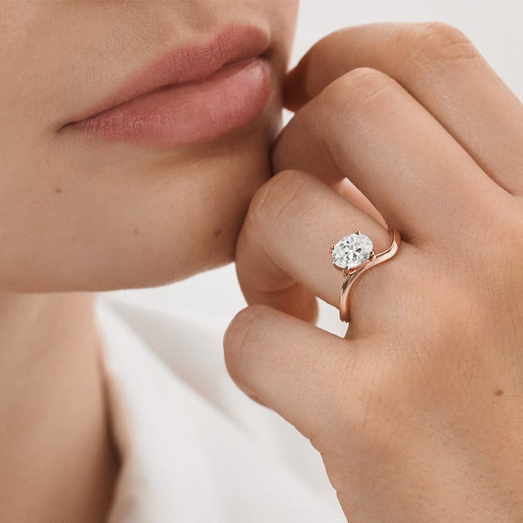 Zásnubní prsten s oválným lab-grown diamantem 154812