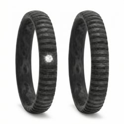 Půlkulaté karbonové snubní prsteny s diamantem Lisa