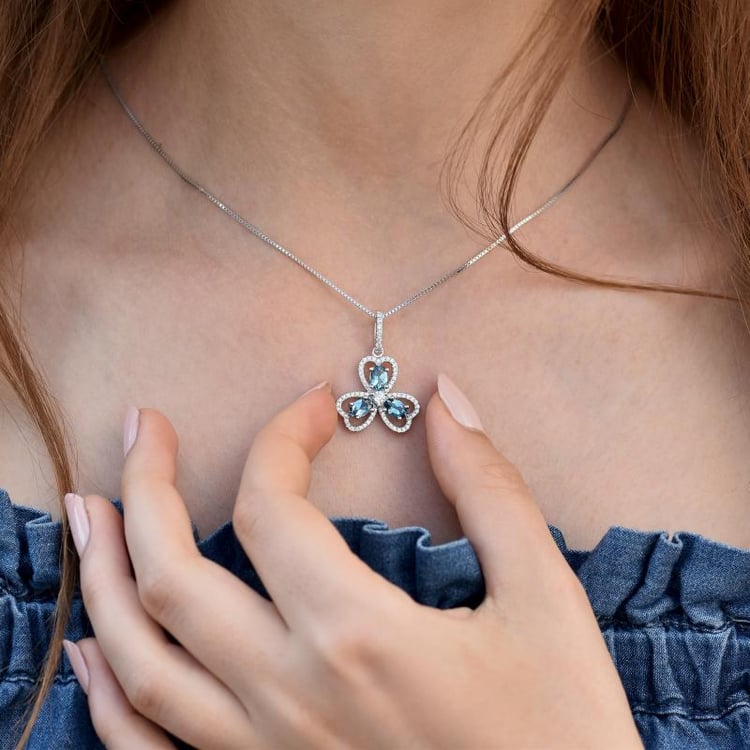 Stříbrný trojlístek s topazy 14362