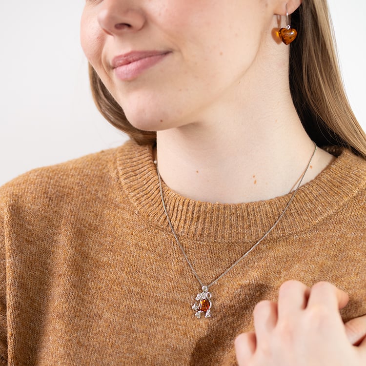 Stříbrný jantarový přívěsek ve tvaru opice Mabuk 150836