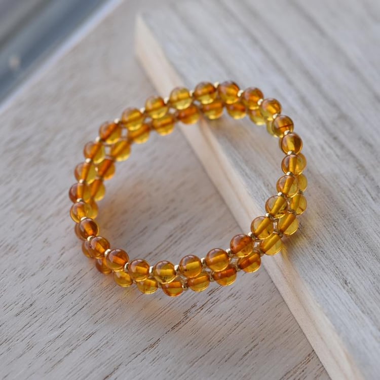 Pozlacený náramek s koňakovými jantary 52313