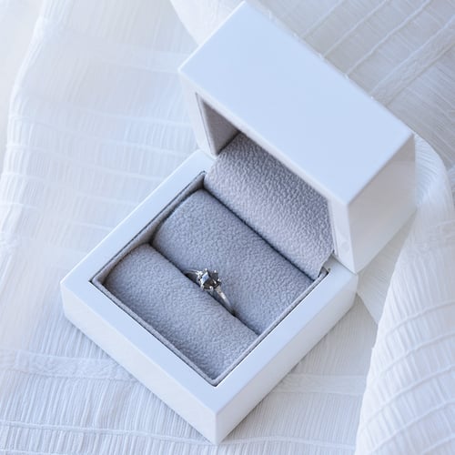 Zlatý prsten se salt and pepper diamantem a postranními lab-grown diamanty Felice