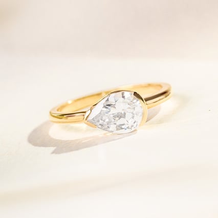 Zásnubní prsten s half-bezel pear diamantem Timarete