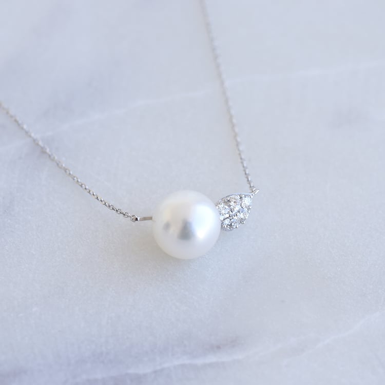 Elegantní náhrdelník s perlou a diamanty ve tvaru lístečku 87188