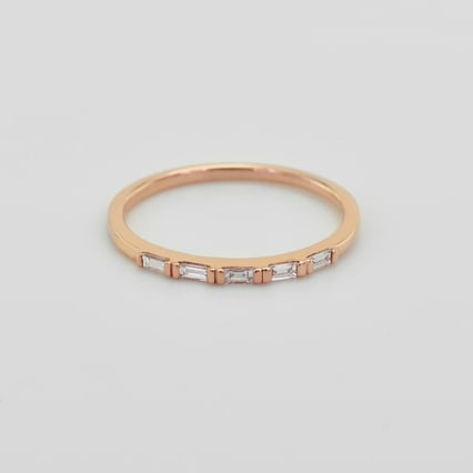 Zlatý eternity prsten s baguette diamanty Vamala