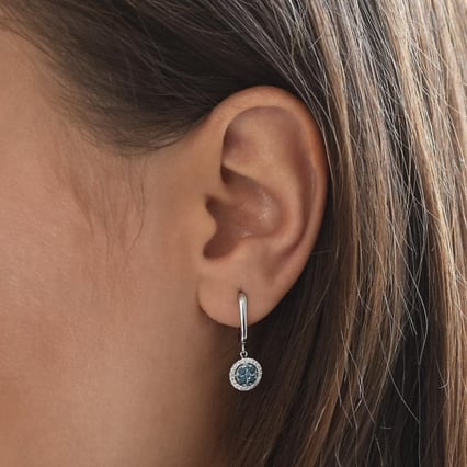 Visací náušnice ze zlata s diamanty Manoeta