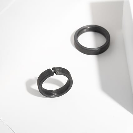 Ploché karbonové snubní prsteny s diamantem Sammu