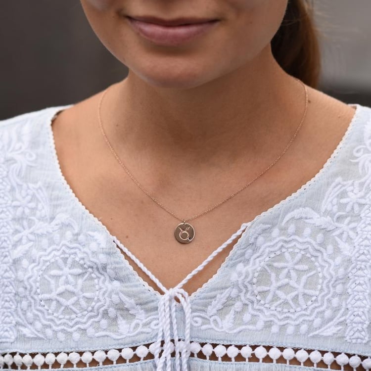 Stříbrný přívěsek se znamením a modrým safírem Býk 103429