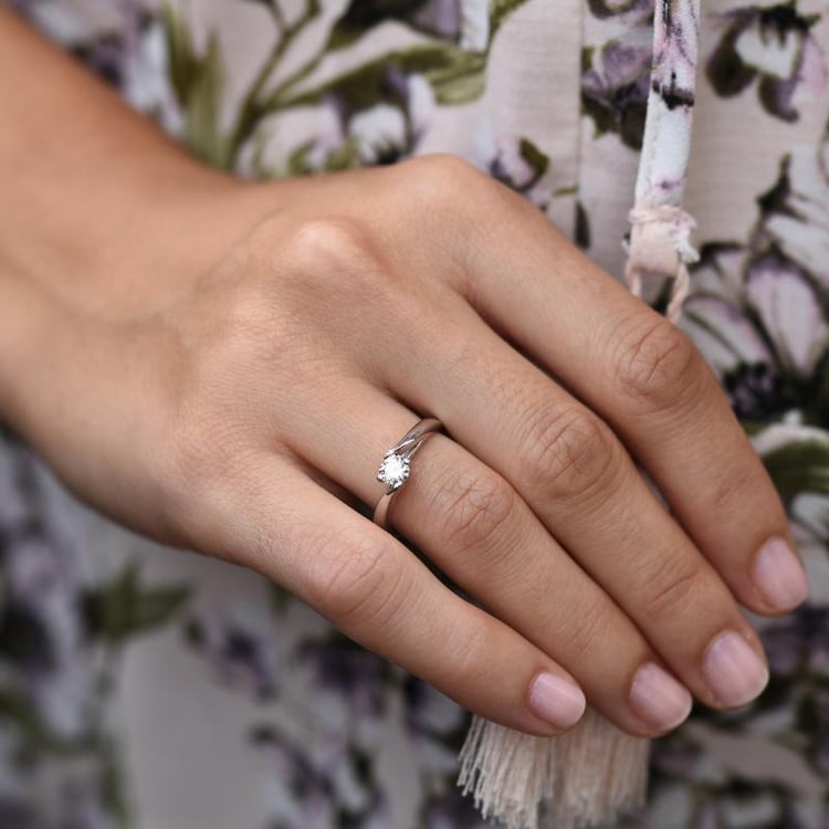 Platinový zásnubní prsten s diamantem 125634