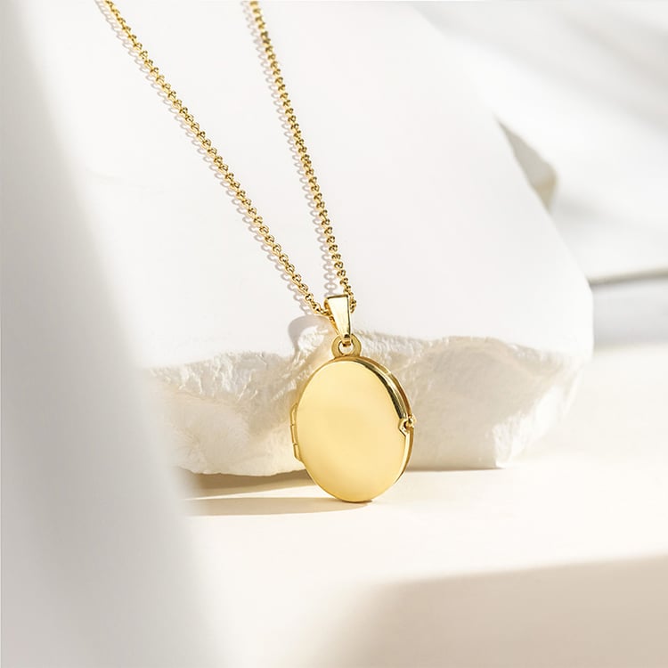 Oválný otevírací medailon ze stříbra 156351