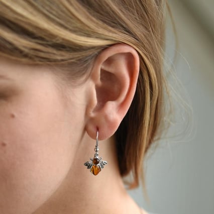Visací stříbrné náušnice s jantarovými včelami Pomeline