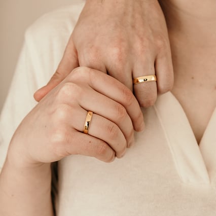 Zlaté snubní prsteny se zdobenými okraji Rayan