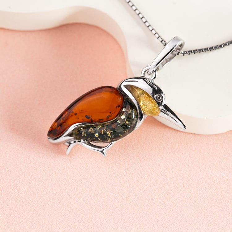 Stříbrný jantarový přívěsek ve tvaru kolibříka Burun 150756