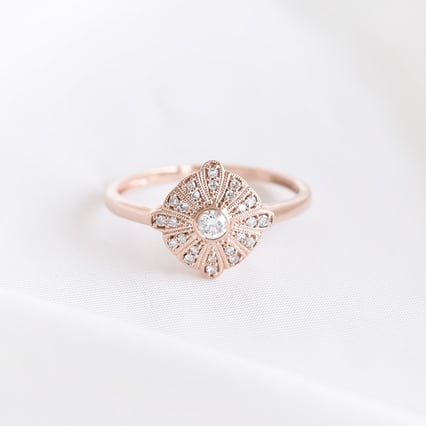 Zlatý prsten s diamantovým květem Delit