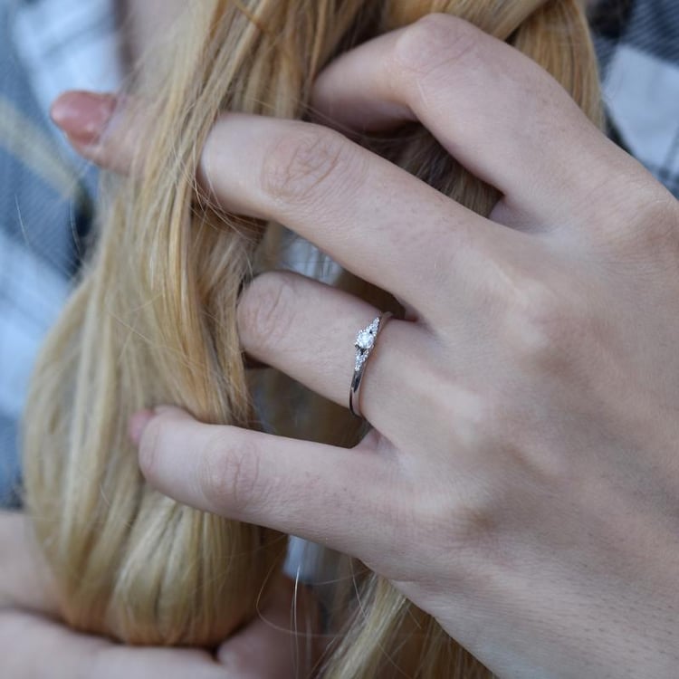 Stříbrný prsten s postranními lab-grown diamanty Redely 104486