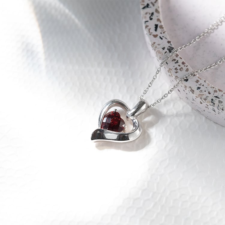 Granátové srdíčko ve stříbrném srdci Lovelyn 130627