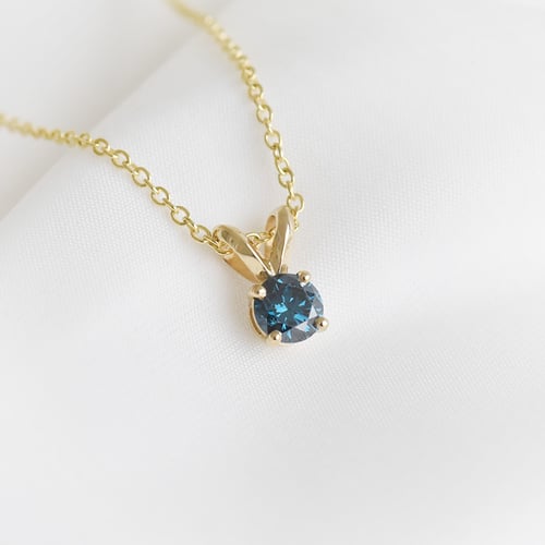 Modrý diamant v přívěsku Lalom