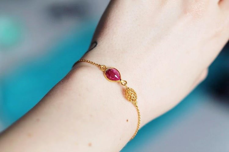 Rubínový náramek 9437