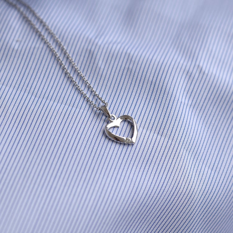 Stříbrný přívěsek se srdíčkem a diamantem 70051