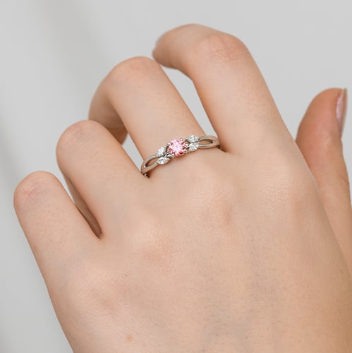 Zásnubní prsten s růžovým 0.32ct lab- grown diamantem a marquise lab-grown diamanty Halym