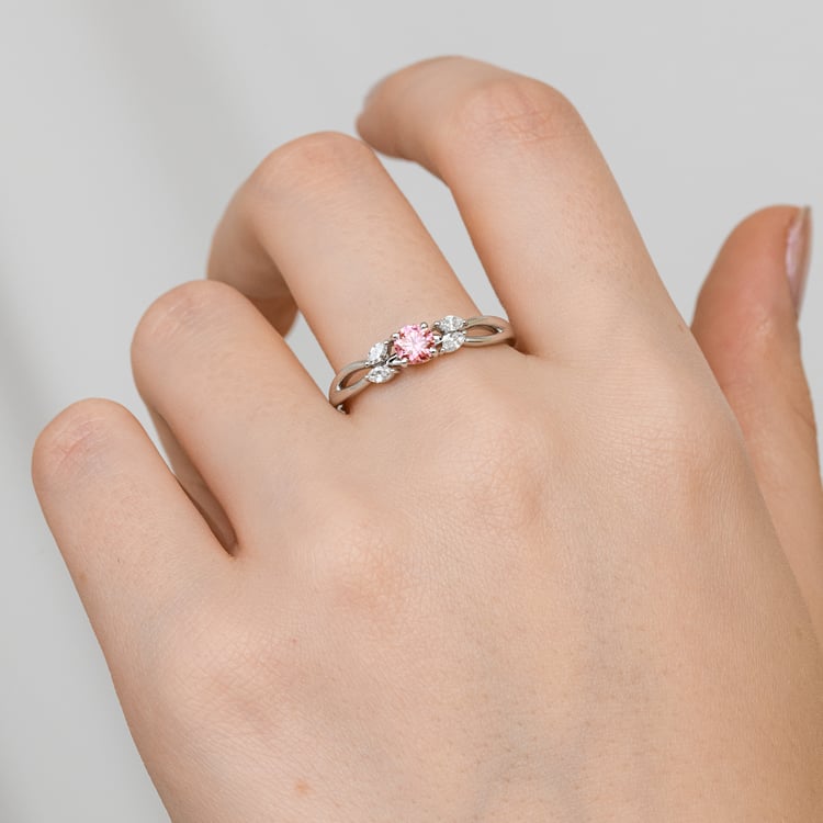 Zásnubní prsten s růžovým 0.32ct lab- grown diamantem a marquise lab-grown diamanty Halym 165058