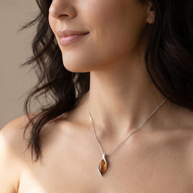 Stříbrný přívěsek s jantarem Lara 166804